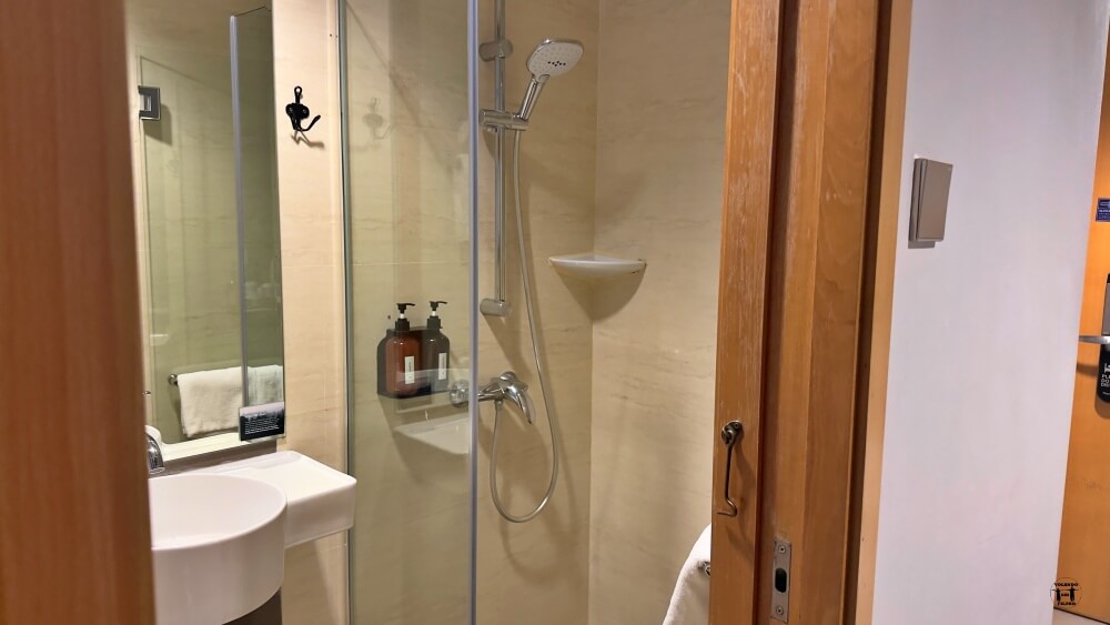 Foto del baño, se ve la bañera y un poco del lavamanos. 