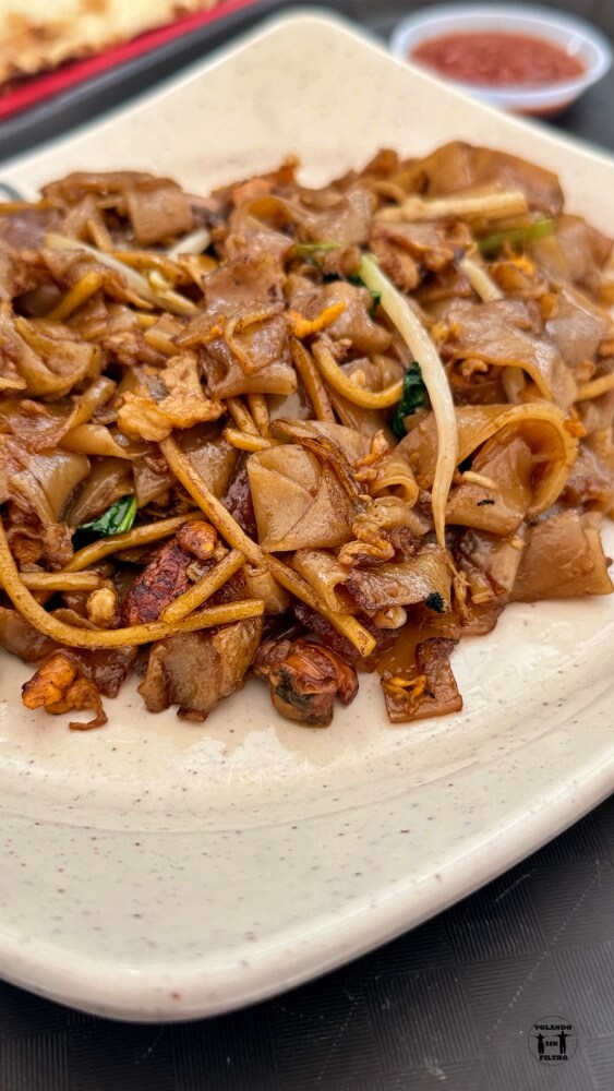 Plato de noodles de cerca. 