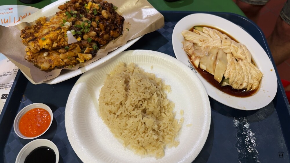 Platos encima de la mesa. 