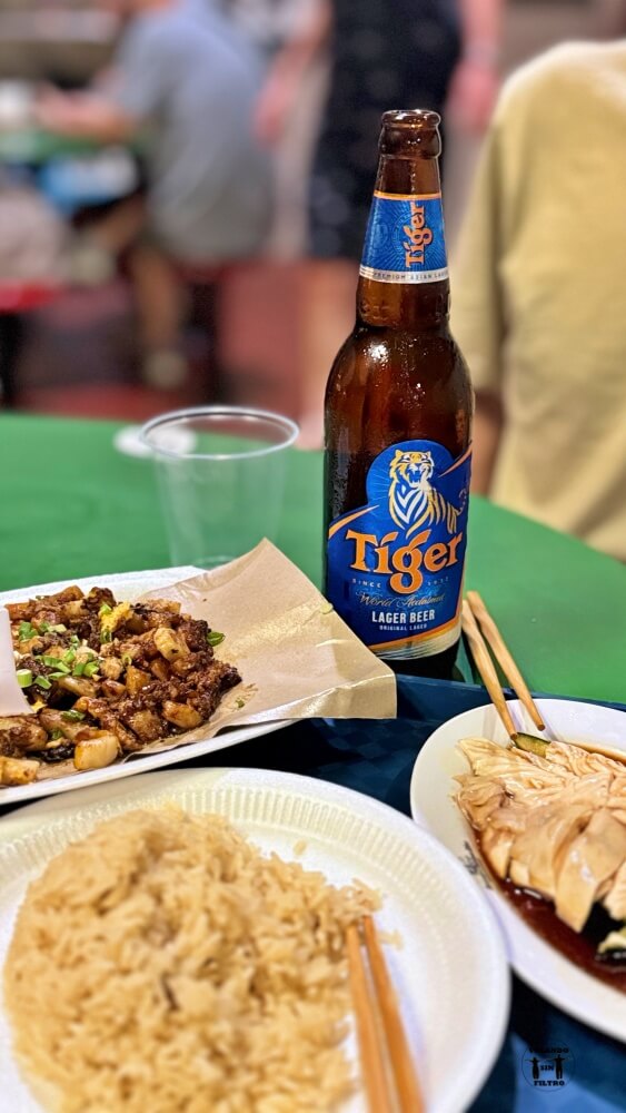Platos encima de la mesa con cerveza al fondo.