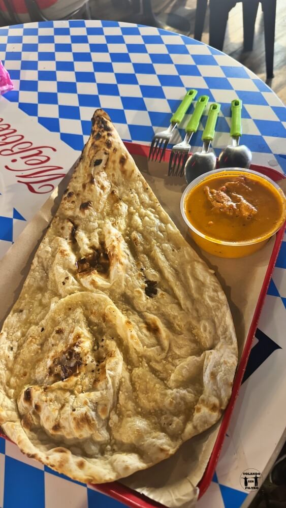 Se ve el naam encima de la mesa con el pollo al lado. 