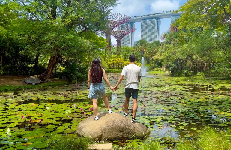 Foto de espaldas con el Marina Bay Sands de fondo