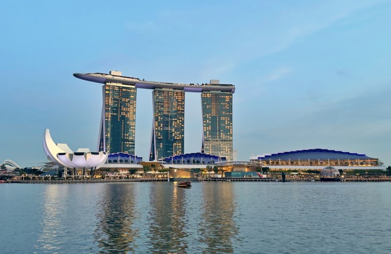 Zona de la bahía de Singapur anocheciendo.
