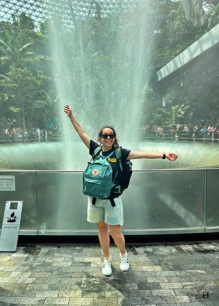 Sandra delante de la fuente del parque de Jewel abriendo los brazos