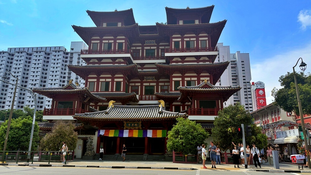 Templo del diente de Buda desde el otro de la calle