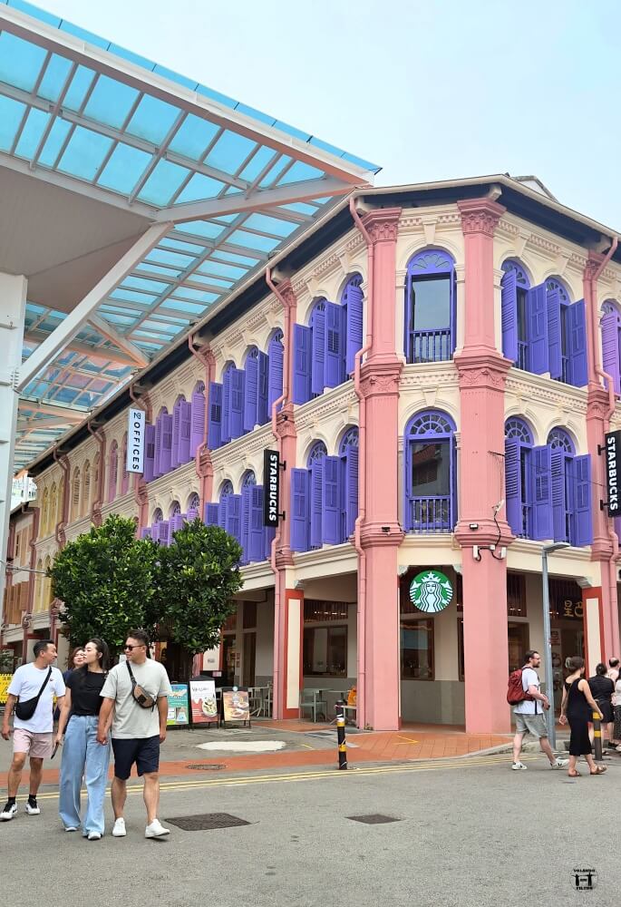 Edificio de colores dentro de Chinatown