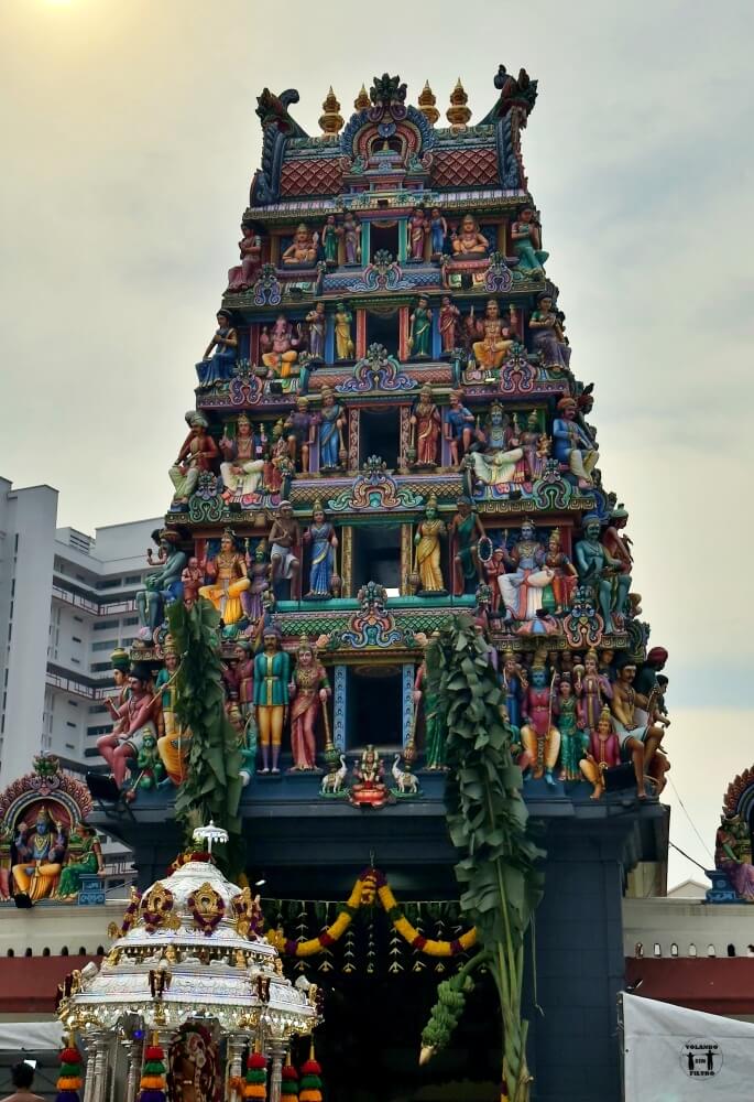 Templo hindú con el sol cayendo de fondo 