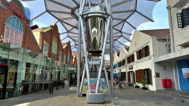 Calle cubierta llena de bares 