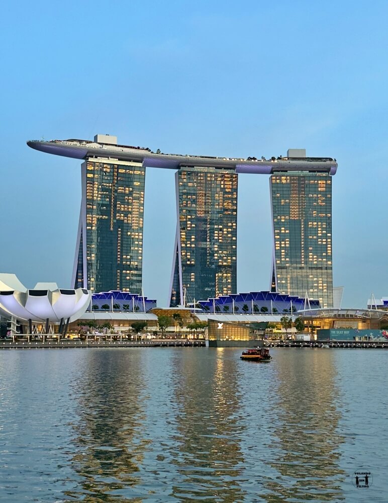 Hotel Marina Bay desde el otro lado de la bahía. 