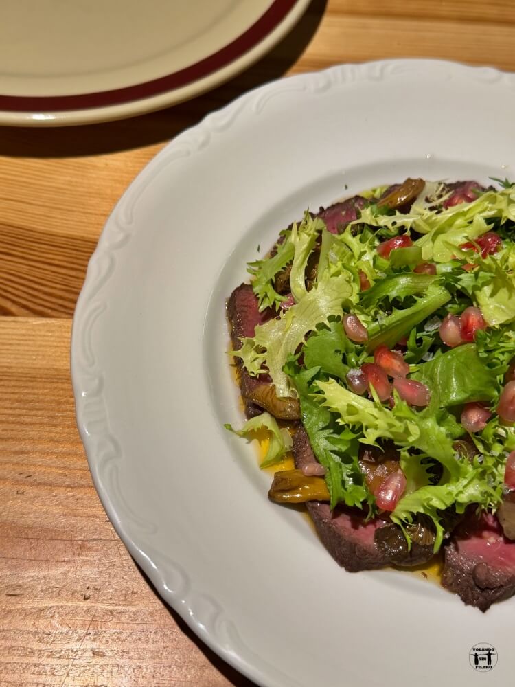roast beef de ciervo con escarola y granada 