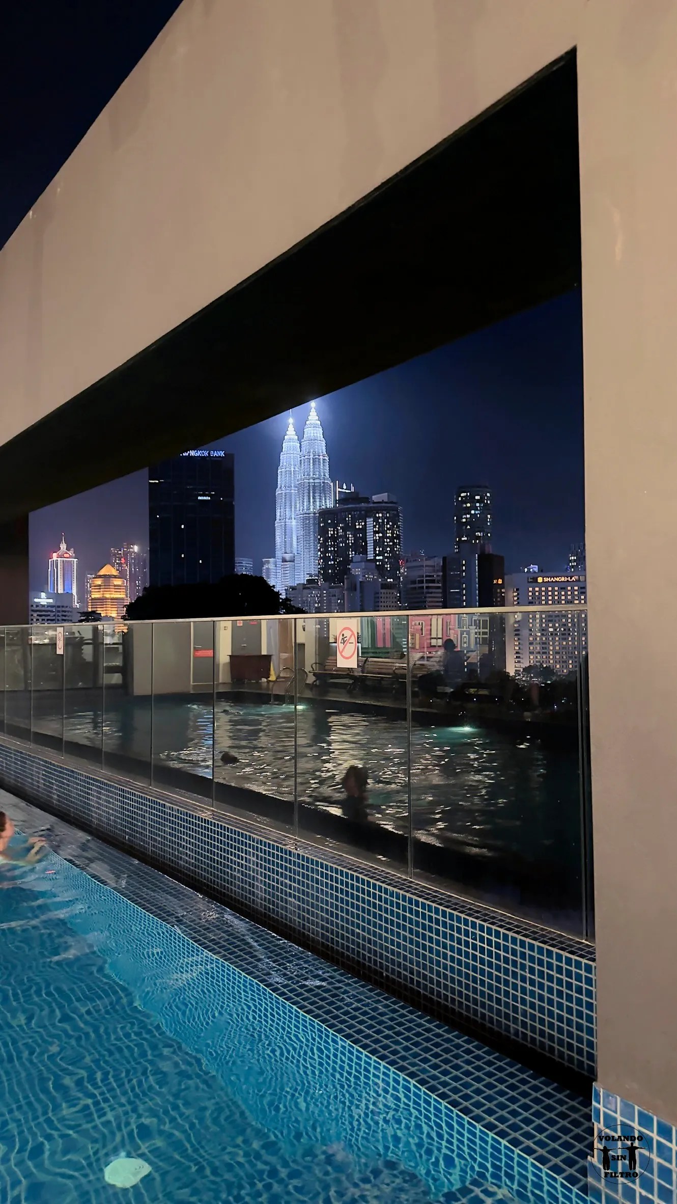 Piscina con las torres petronas al fondo iluminadas