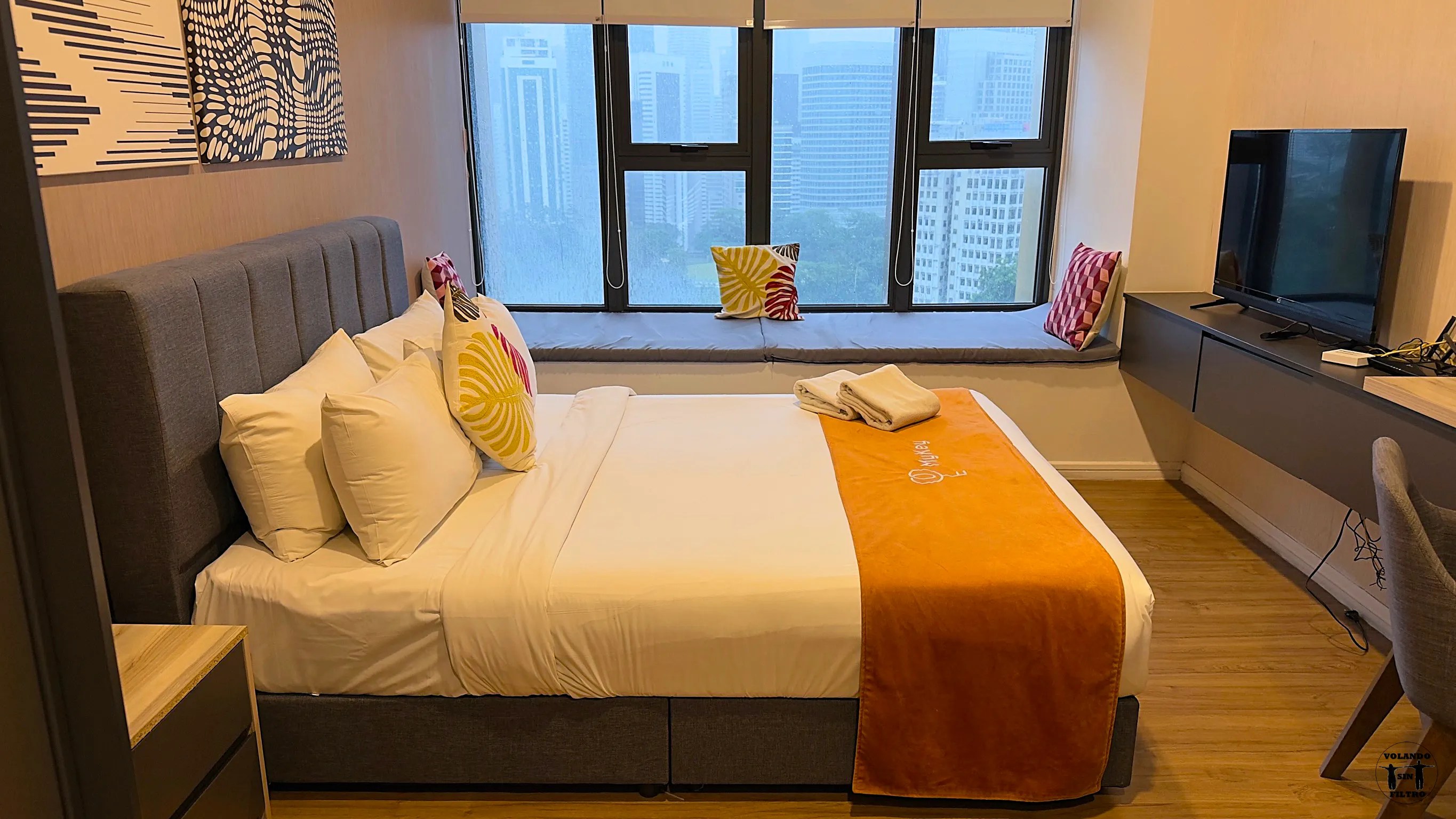 Zona de la cama con ventanal al fondo