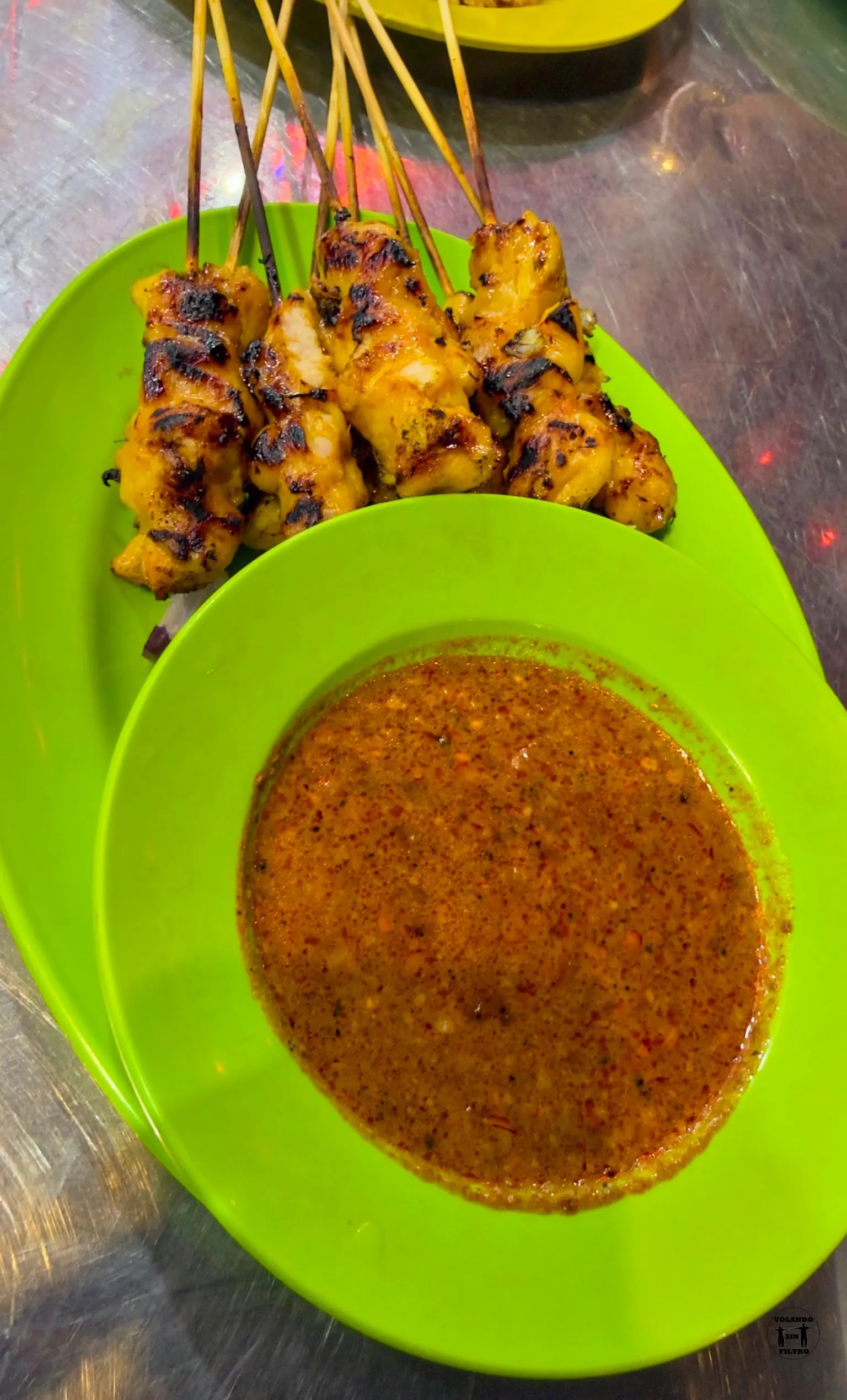 Brochetas de pollo con salsa