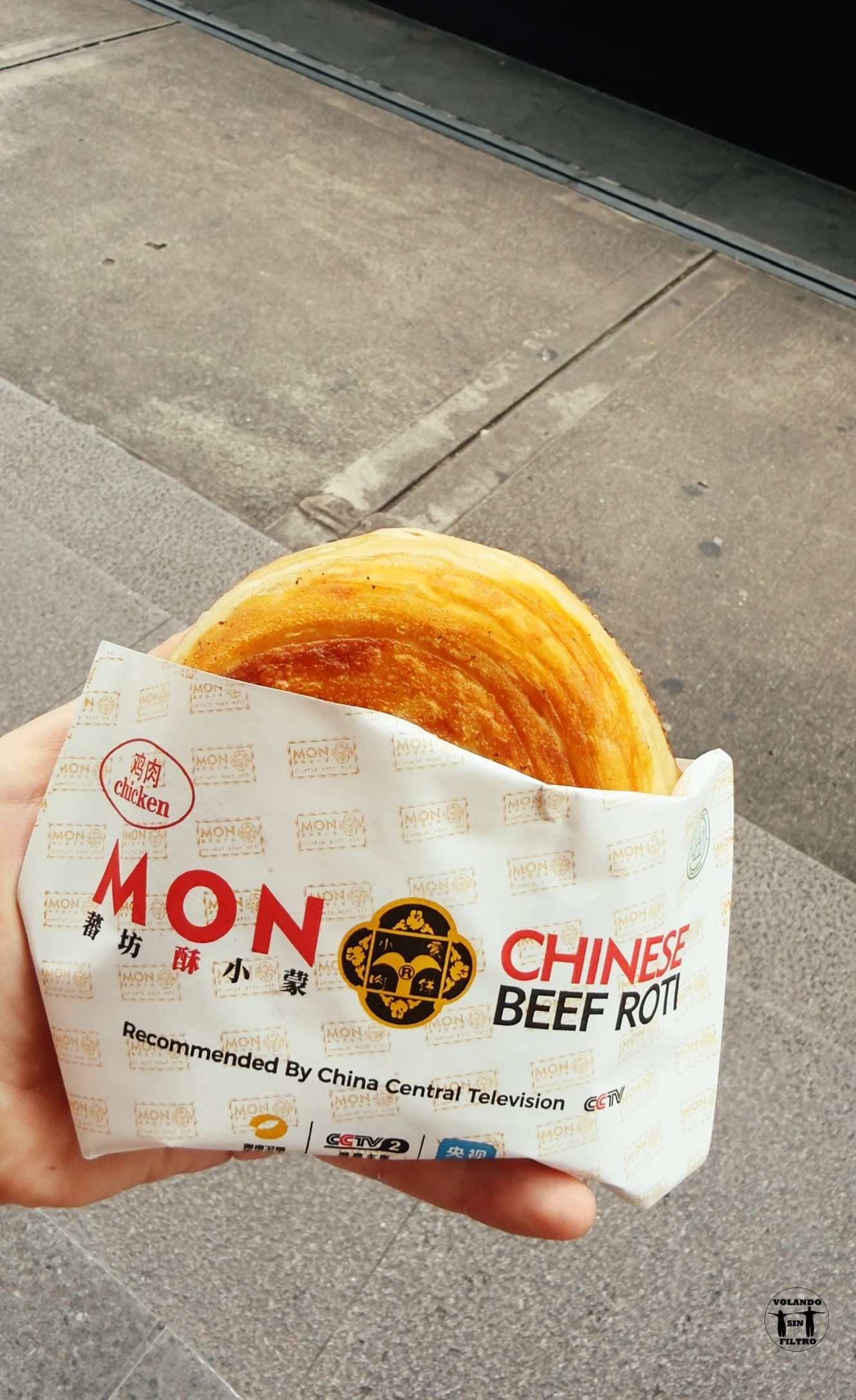 Roti envuelto en el papel con el nombre de Moon Beef