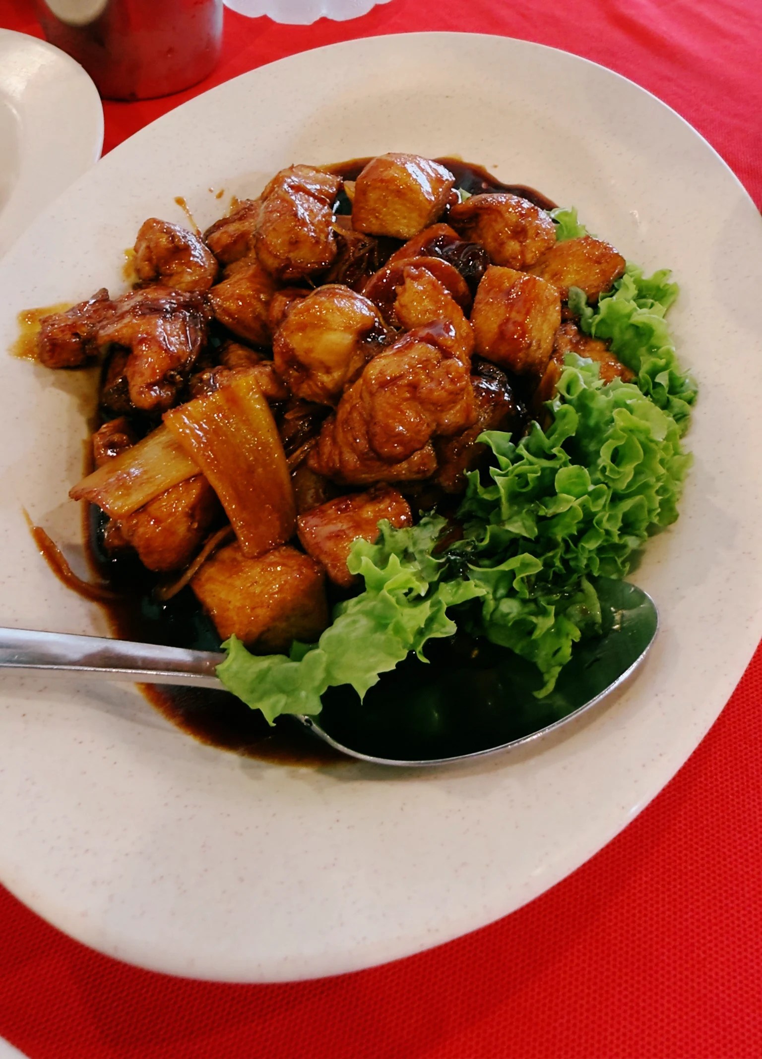 Plato de pollo con salsa