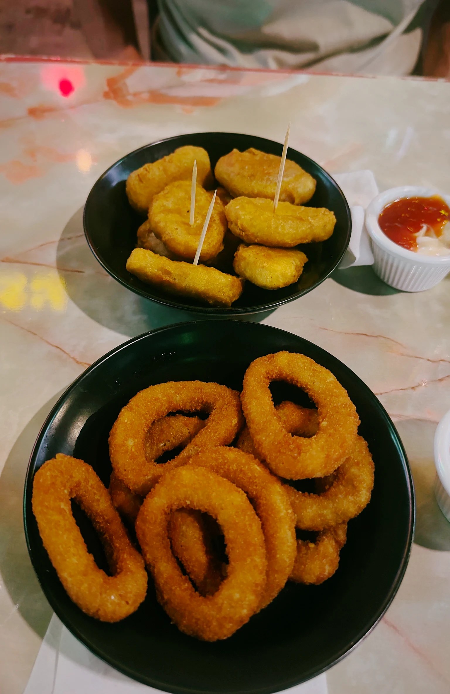 Plato con aros de cebolla y nuggets