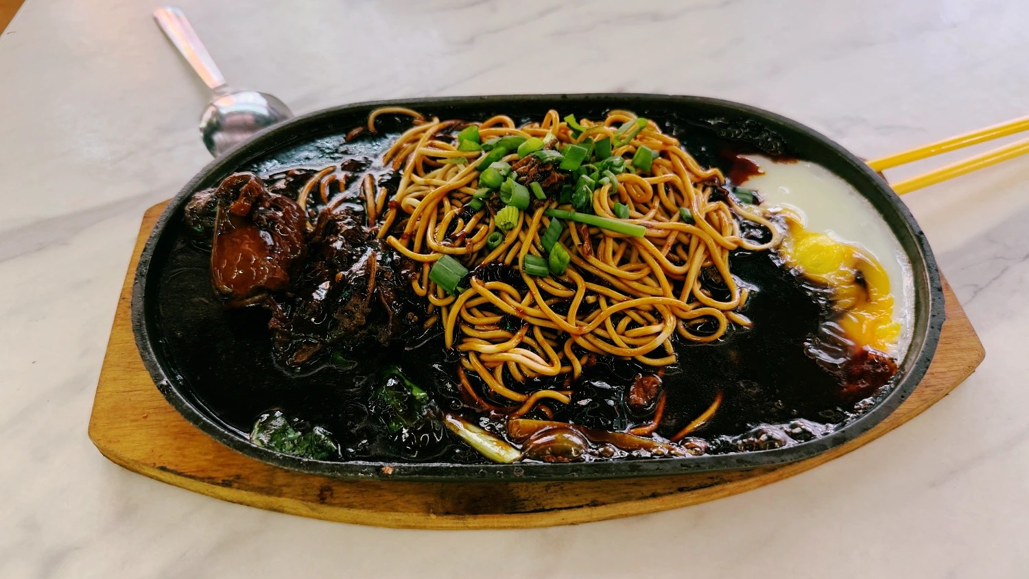 Plato de noodles con ternera