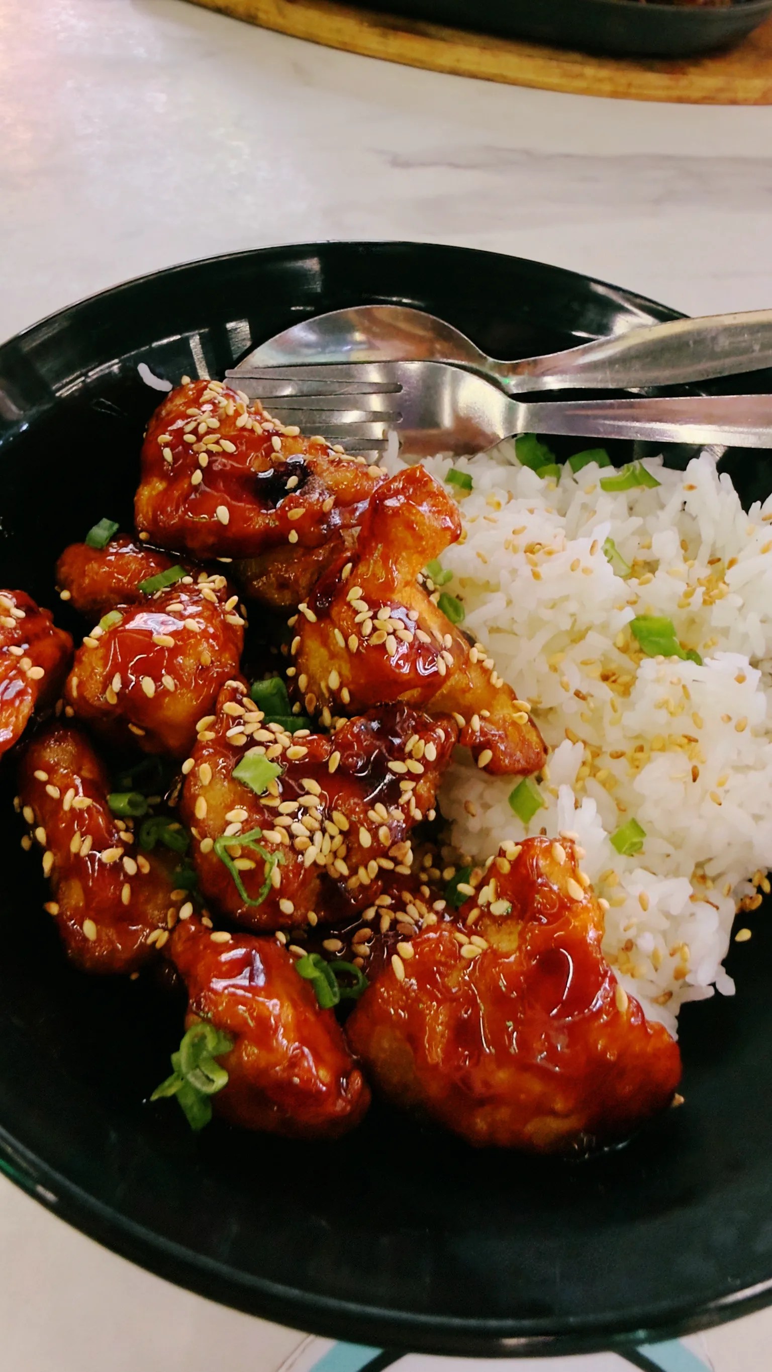 Plato de pollo frito coreano con arroz
