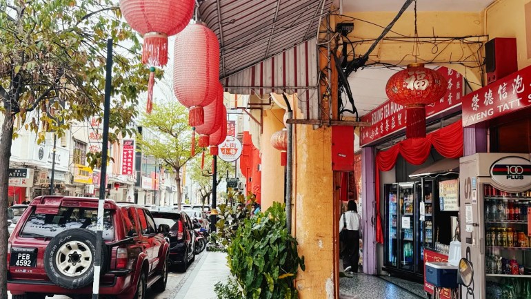 Calle con farolillos y coches de Penang