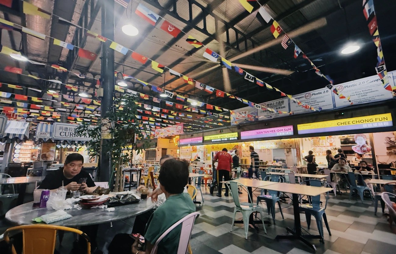 Mercado por dentro, se ven las mesas y los puestos
