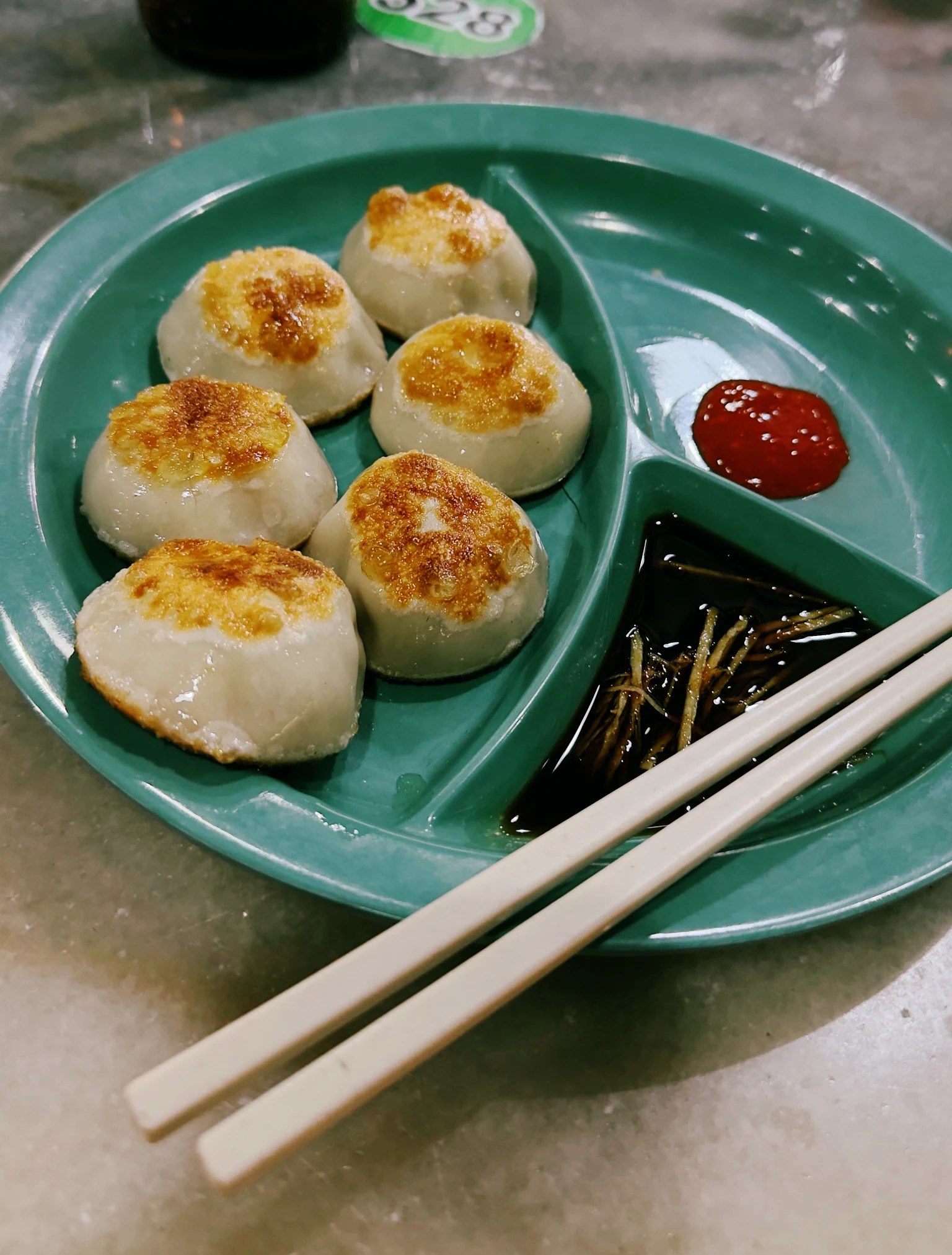 Plato con gyozas y salsa