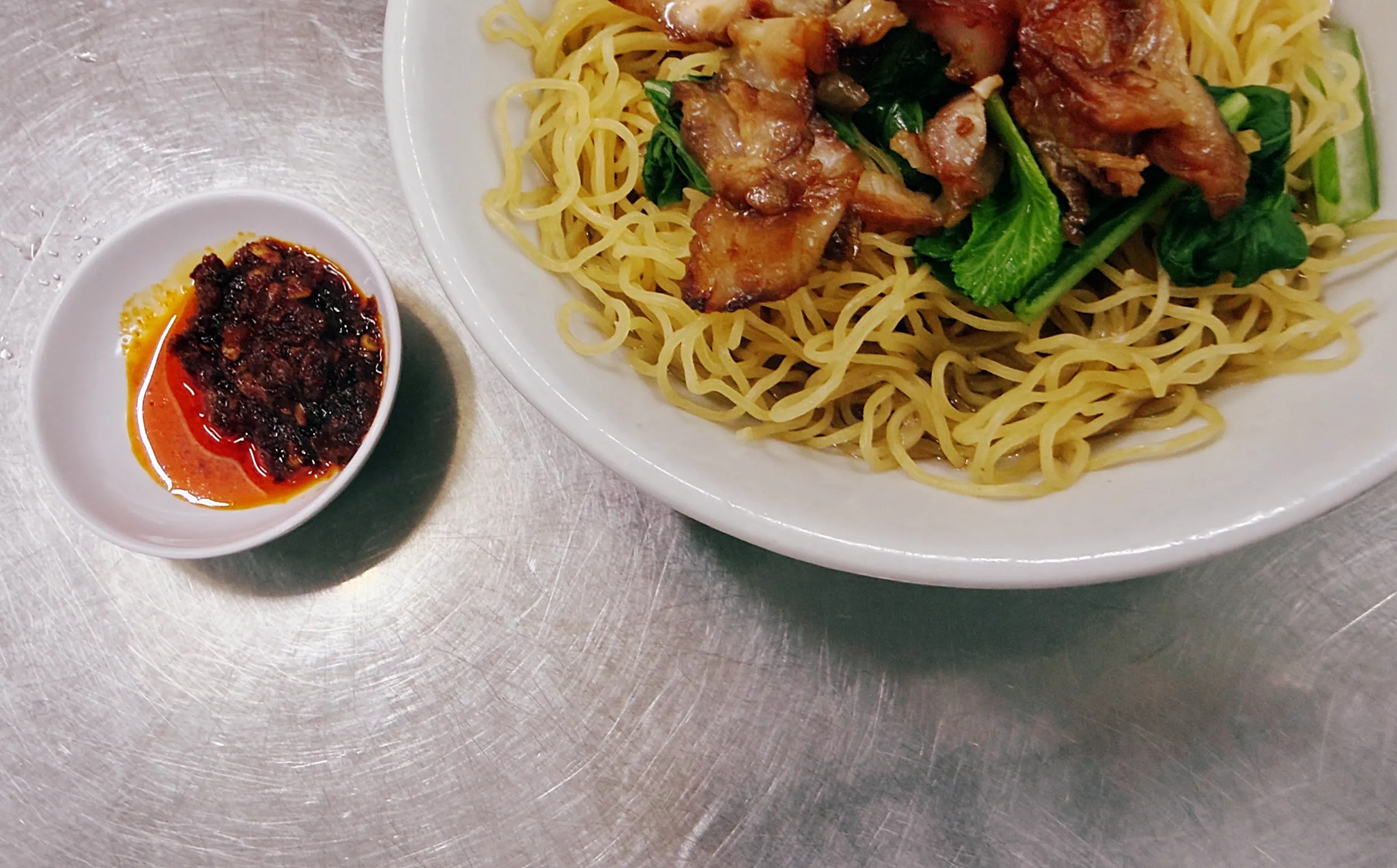Plato con noodles con carne