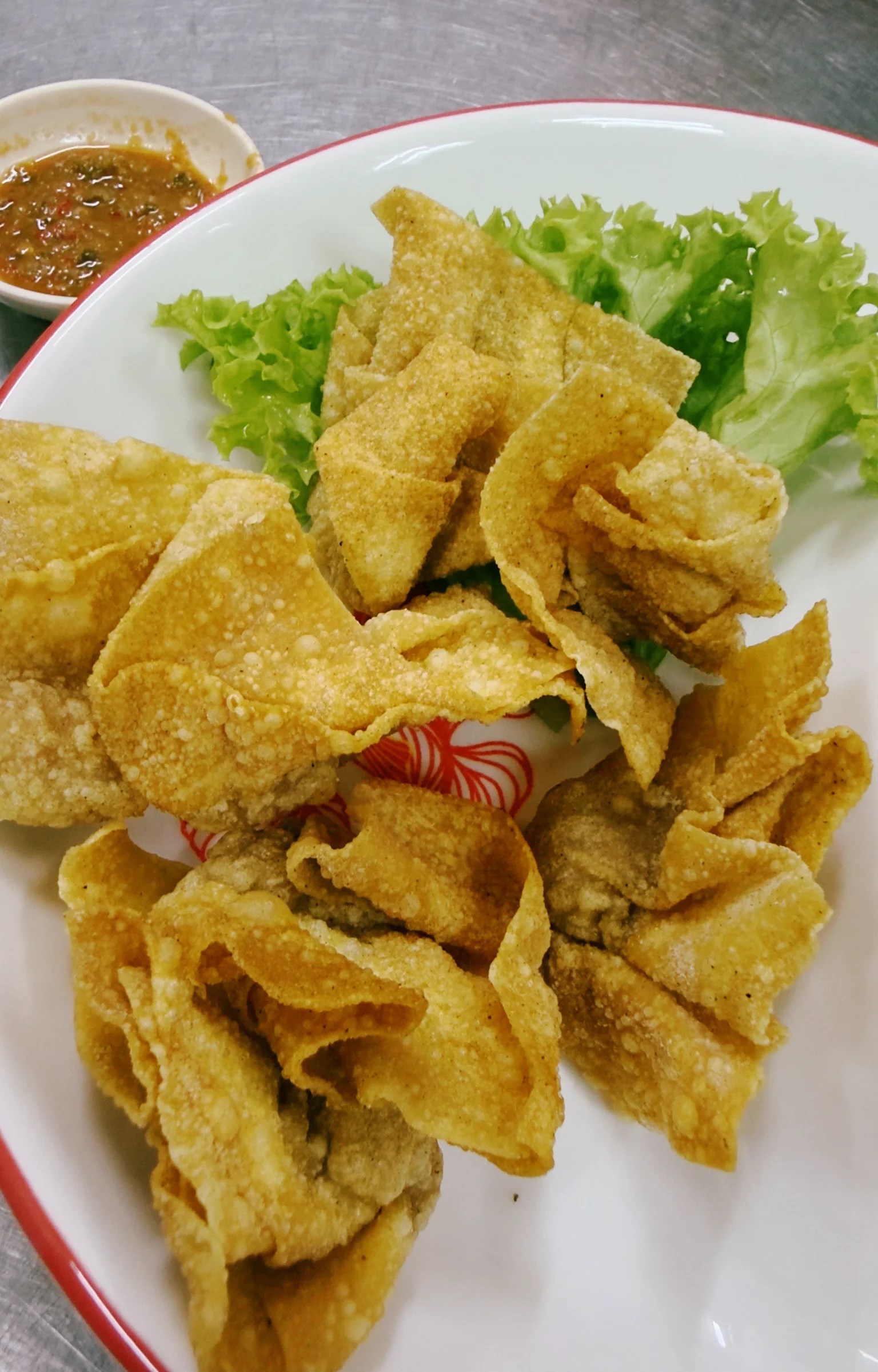 Plato con wonton frito