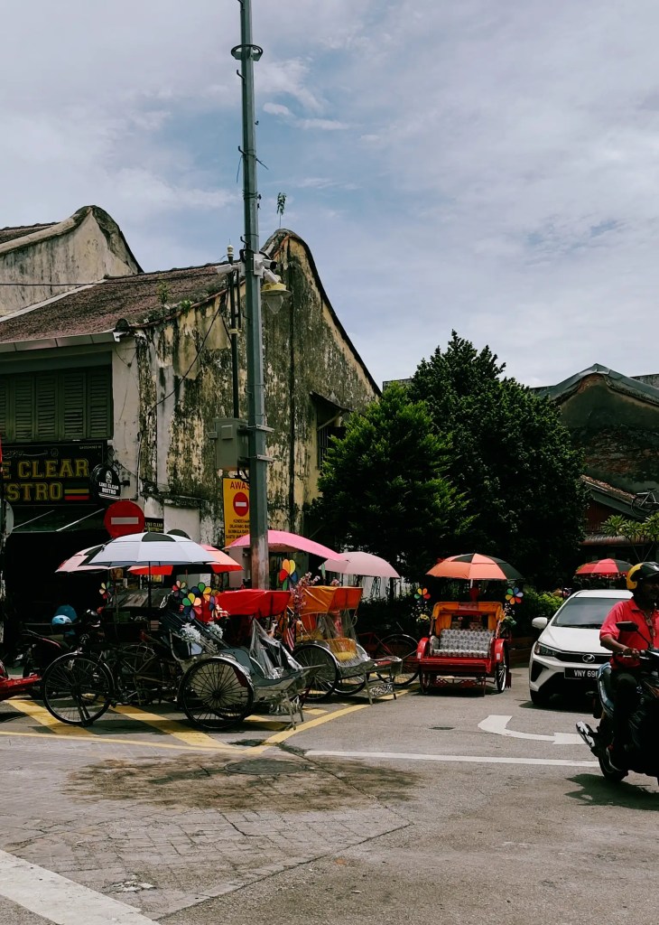 Calle con tuktuks de fondo