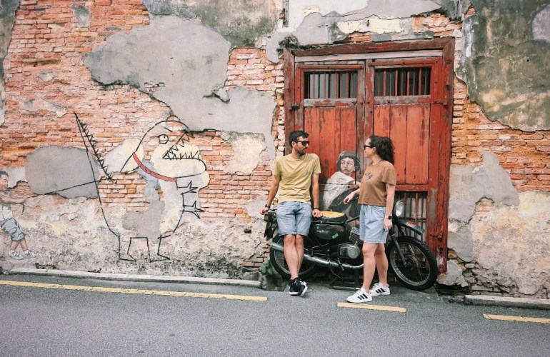 Sandra y Nico delante de uno de los murales más famosos de George Town