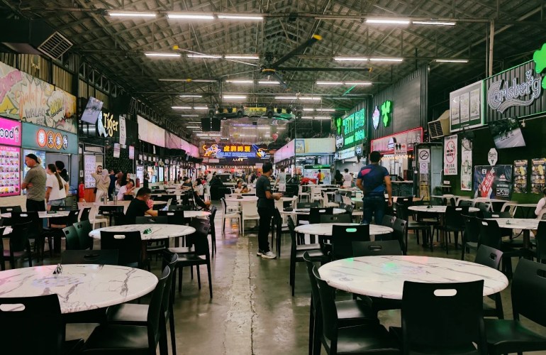 Interior del mercado con todas las mesas y los puestos alrededor