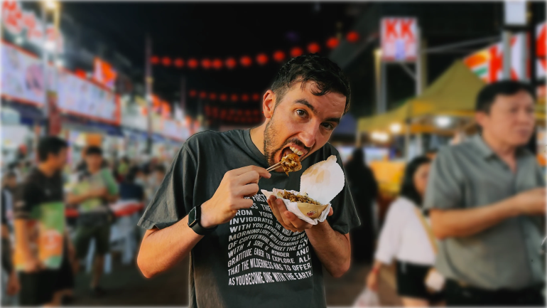 Se ve a Nico comiendo en primer plano en Jalang Alor