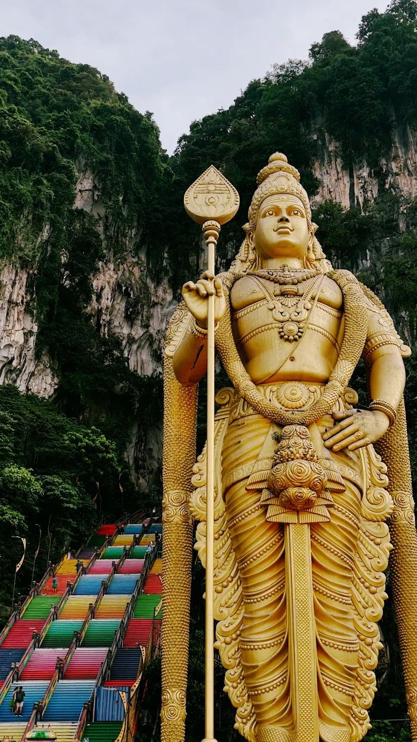 Entrada Batu Caves con la estatua gigante