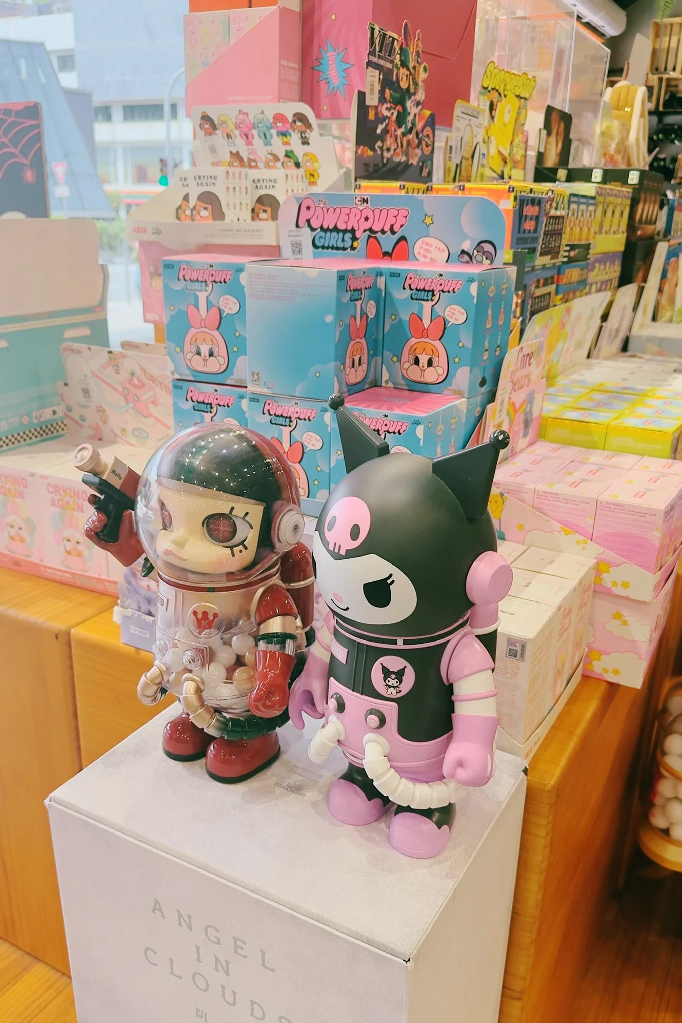 Interior de una tienda, se pueden ver dos figuras de Sanrio