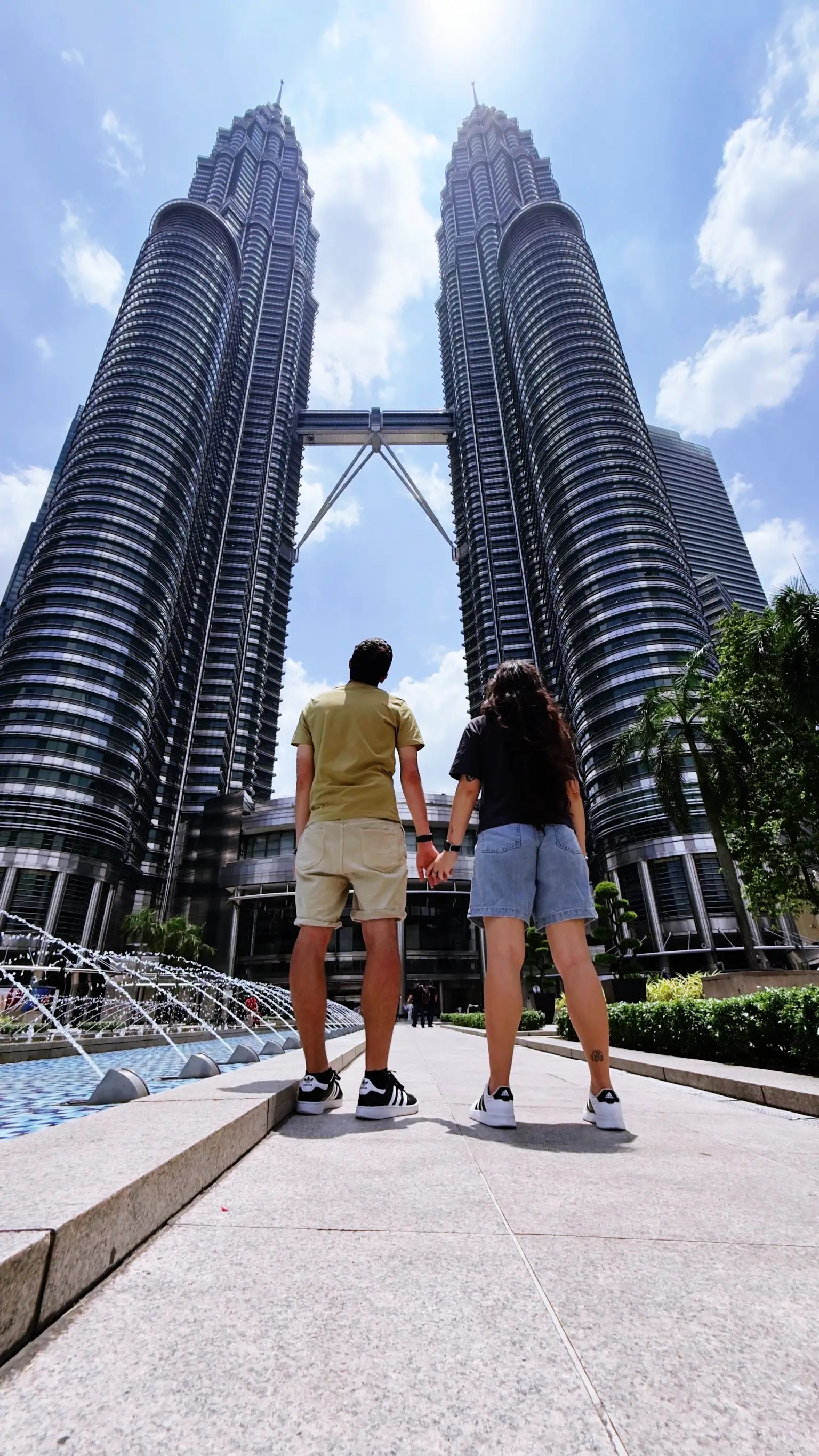 Sandra y Nico delante de las torres petronas