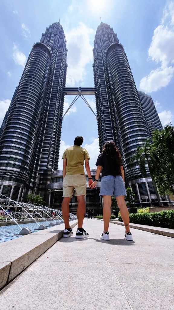 Sandra y Nico delante de las torres petronas