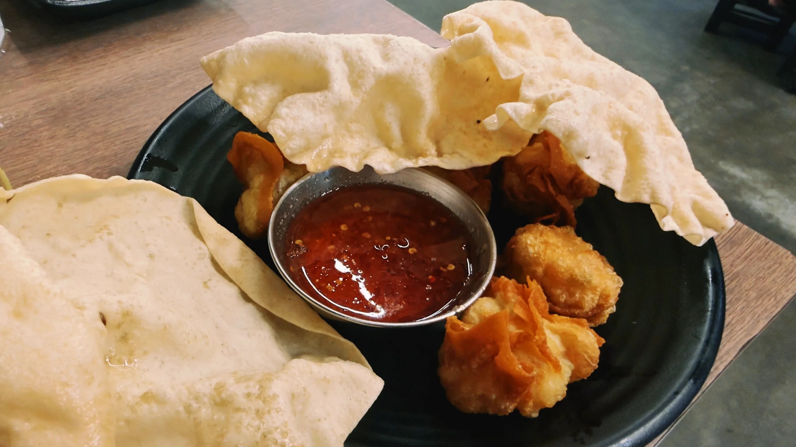 Plato de wonton fritos