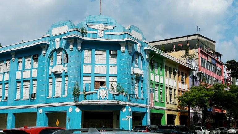 Edificios de colores en primer plano haciendo esquina