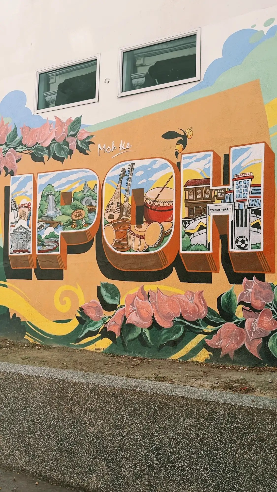 Grafiti de letras de Ipoh con imágenes de tradiciones y lugares dentro