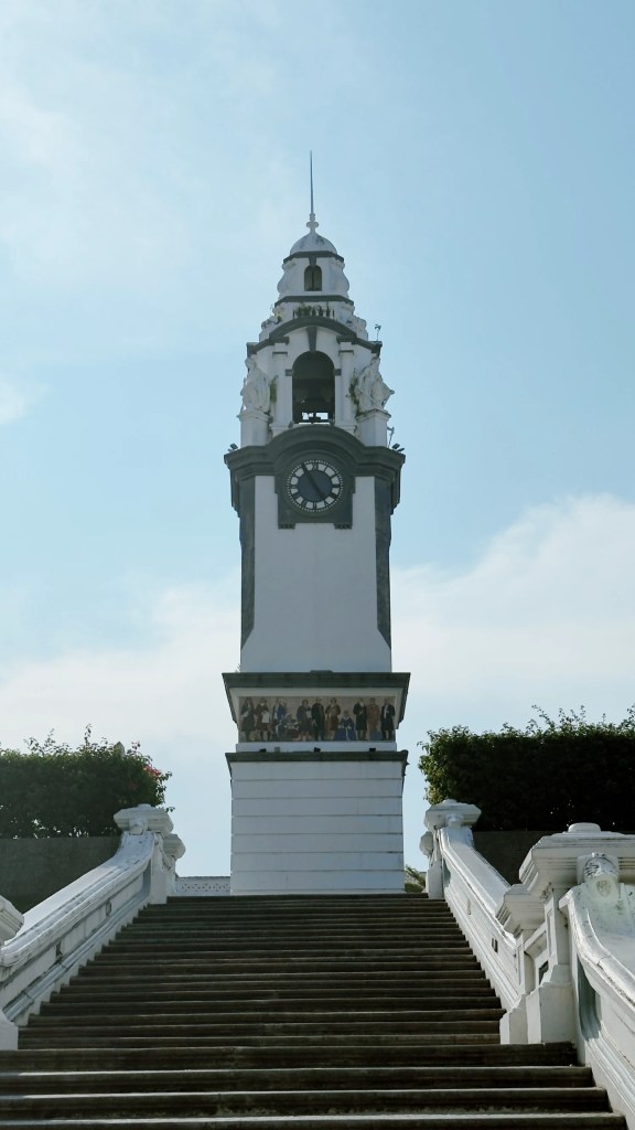 Torre del reloj desde la parte de abajo de las escaleras