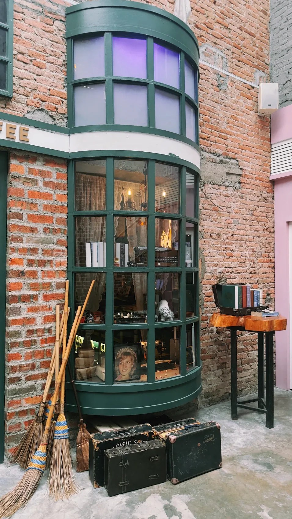 Ventana que recuerda a la película con escobas apoyadas en ella