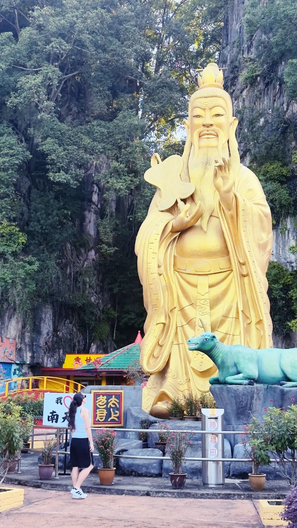 Figura religiosa en la entrada del templo
