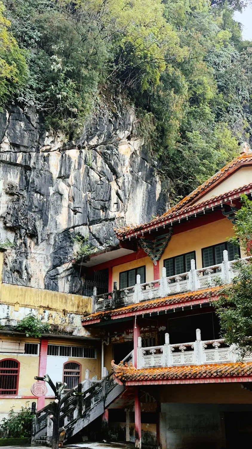 Templo metido en las rocas
