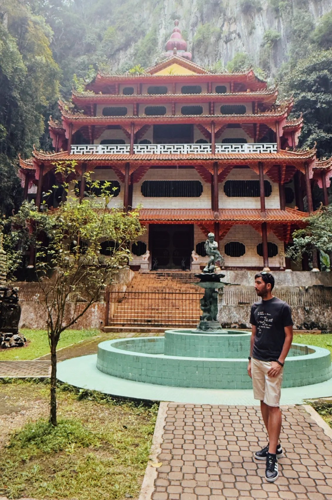 jardín del templo metido entre montañas con edificio al fondo