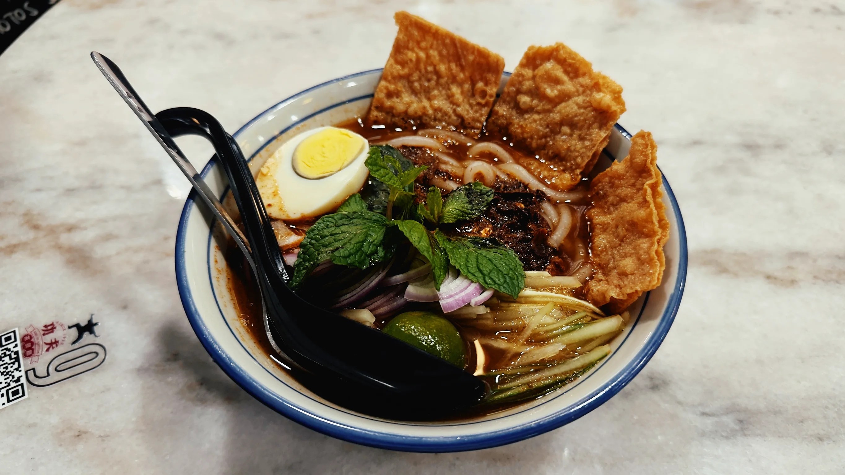 Plato de noodles estilo ramen con huevo 