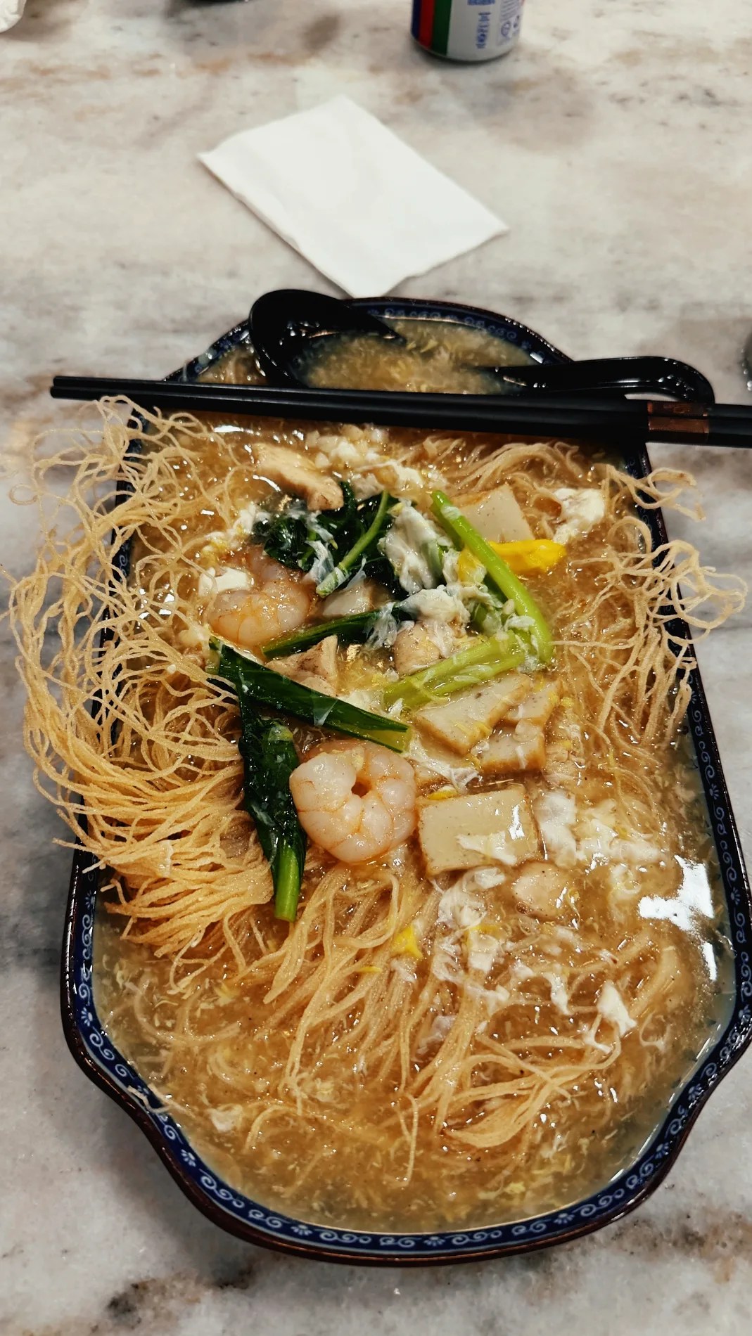 Bandeja enorme de noodles de arroz con gambas y verduras