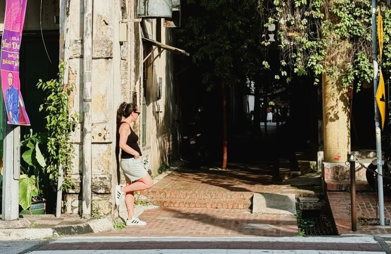 Portada guía Ipoh, Sandra en medio de una calle