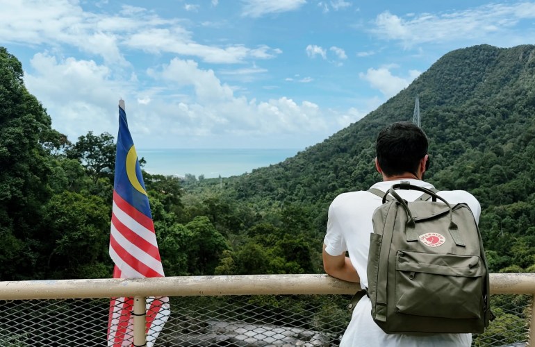 Portada presupuesto de Malasia y Singapur, paisaje con vistas al mar